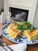 🇪🇸スパニッシュオムレツ野菜たっぷり入ったスパニッシュオムレツ作ったょ！我が家は野菜好きだから野菜にうるさい！野菜がたっぷり入ったオムレツの中身は、🥕人参、🫑肉厚ジューシーなパプリ…のInstagram画像