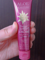アロエモイスチャー・ローズ ハンドクリーム手荒れのある私にはピッタリでした。また塗ったあともスベスベでした。手のひきつれ感もなくてよかったです。ベタベタしないのもよかったです。香り…のInstagram画像