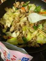 玉露園の減塩梅こんぶ茶🍵普通に　お湯を注いで温かい　梅こんぶ茶も良いけど暑い夏にはキンキンに冷やしたお水に溶かして飲むのも良い👍料理の隠し味に使ってもよし👍私は野菜炒めの隠し味に使ったよ😆…のInstagram画像