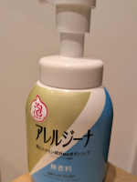 アレルジーナ娘ちゃんがお肌よわよわでして市販のボディーソープでは刺激が強いのかカサカサが増す感じがしていて🤔そこでこちらをお試し💓ワンプッシュで十分な泡の量！（写真3枚目）そして洗い…のInstagram画像