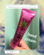🌹アロエモイスチャー・ローズ ハンドクリーム🌹アロマ効果？癒しの香りです香りを堪能しているうちに、手もしっとりとても良い香りに包まれるので良いですねこのままおやすみなさーい✨#PR…のInstagram画像
