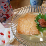 モニプラ、玉露園梅こんぶ茶のモニター中です。梅こんぶ茶の冷たい梅きつねうどん、レンチンのみで手軽に作りました。まだまだ暑いから、火を使わない晩ごはん🍴横の白いのは、たまねぎの甘酢漬け。(材…のInstagram画像