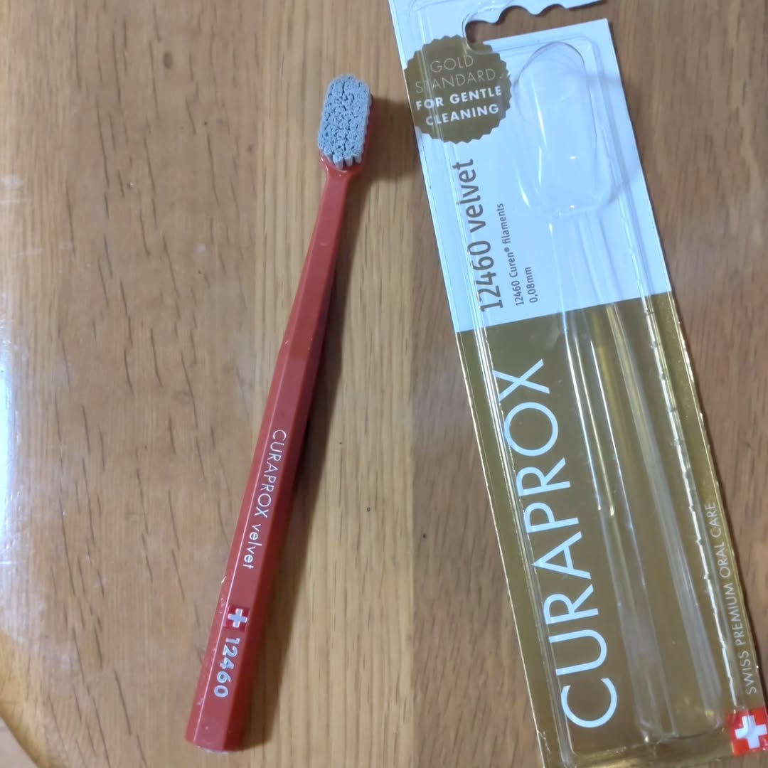 口コミ投稿：ポップな色合いでおなじみのクラプロックス🪥今回はCS12460　ベルベットです。赤とグ…