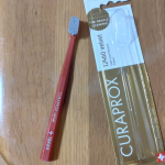 ポップな色合いでおなじみのクラプロックス🪥今回はCS12460　ベルベットです。赤とグレーの色合いがおしゃれですね✨極細で柔らかなブラシ毛を12,460本も使っているそう。優しい磨き心…のInstagram画像