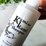 .「カミノカミシャンプー」を使ってみました。天然成分100％ 界面活性剤不使用のシャンプーです。へ？合成界面活性剤使用でもなく石鹸でもなく、界面活性剤を使わずにシャンプーって作れるんだー？驚…のInstagram画像