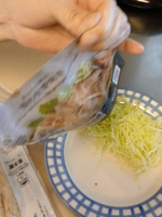 FitDish たんぱく質コース お魚とお肉とバランス良く入っていました。 湯煎やレンジで温めるだけなので、とても手軽です。 お魚は一部、お皿にのせてラップをして温めるものもありました。 …のInstagram画像