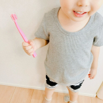 「クラプロックス　キッズ　子ども歯ブラシ」スイス生まれの歯ブラシ「クラプロックス」こちらはキッズ用。　まず、色が可愛いですよね♪小さなお口でも奥まで届くコンパクトなブラシヘッド！ 握りやす…のInstagram画像