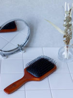 @shearts.brush さまの頭皮と髪のエイジングケアができる「 頭皮すこやかブラシ 」を使ってみました。髪の毛のパサつきや顔のたるみが気になっていたので頭皮と髪のエイジングケアができるブ…のInstagram画像