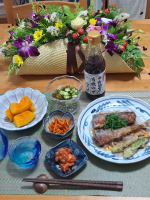 .後ろの洋風なお花とはチグハグな和食ごはん🤣🍴おしながき🍴・秋刀魚の竜田揚げ・かぼちゃの炊いたん・オクラもずく酢・人参のクミン風味きんぴら・キムチ・冷酒いつの間にか高級魚並みにな…のInstagram画像