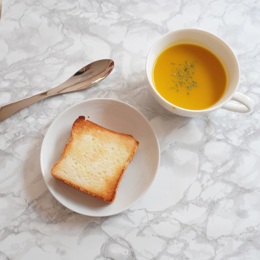 口コミ投稿：今日の朝食🥄ゆる～くグルテンフリー生活をしている私は、グルテンフリーの米粉パンと…