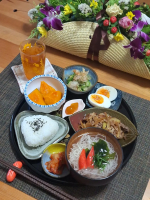 .いつものおうちランチ・牛肉と玉葱のゆずほんず照焼き・茹で卵・刻みおくら・かぼちゃの炊いたん・塩にぎり・白菜キムチ・そうめんの梅風味お吸い物・金柑の甘露煮メインは「寺岡家の有機…のInstagram画像