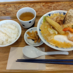 野菜ゴロゴロたっぷりの豚汁定食♪自分では入れないヤングコーンなども入っていて、斬新でした☆定番の豚汁から季節限定のものまであって、色々試したくなります♪#PR#野菜をMOTTO #野菜をもっと…のInstagram画像