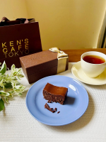 もうすぐ誕生日ということで、前から気になっていた「ケンズカフェ」のガトーショコラを誕生日ケーキとして購入しました♡このガトーショコラ、温度によって食感や風味が変わるのが魅力。常温ではテリーヌシ…のInstagram画像