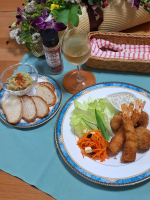 .自家製タルタルソースを添えて海老フライ&かぼちゃコロッケ(かぼちゃコロッケは先日お弁当に入れていたものと同じです)自家製パンには、ババガヌーシュ風茄子のペースト他には作り置きのキャロッ…のInstagram画像