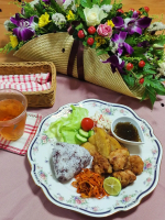 .色々残り物寄せ集めごはんワンプレートに盛り付けて💠・鶏の塩麹唐揚げ・フライドポテト・人参のクミン風味きんぴら・キャベツとカニかまのコールスロー・レタス&きゅうり&トマト・もずく酢…のInstagram画像