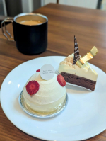 時間差投稿📸先日軽井沢に行った時のケーキ🍰軽井沢の近くの佐久市は日本三大ケーキの街の1つというから驚き😆確かに市内にたくさんのケーキ屋さんがあって、美味しいお店もたくさん💕今回訪れ…のInstagram画像
