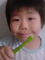 クラプロックス　キッズ　子ども歯ブラシ(4歳～12歳)6歳の息子が使っています。握りやすくていいと言ってます。ヘッドもコンパクトで仕上げ磨きしやすかったです。毛先も密集し柔らかいそうで…のInstagram画像