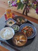 .ある日のおうちランチpic1～10・豚キムチ炒め・焼き茄子・オクラの梅昆布茶マヨ和え・梅昆布茶と大葉の冷奴・かぼちゃとしめじとお揚げのお味噌汁・炊きたてご飯（新米）豚キムチはカ…のInstagram画像