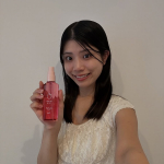 【PR】メイクカバーうるおいミスト+S.秋が近づいてきた、そんな乾燥が徐々に気になる時期に使いたい潤いミスト🌷.外的乾燥から守ってくれ、メイクキープができる💄.化粧下地の前につける、裏技も…のInstagram画像