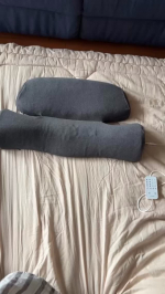 毎日使ってる、肩こり・首こりが気になる方におすすめの枕✨✔ USB給電で温め＆振動✔ オン・オフタイマーつきで寝落ちも安心✔ 高さ調整パッド入りでフィット感UP✔ 専用カバーは洗濯OK…のInstagram画像