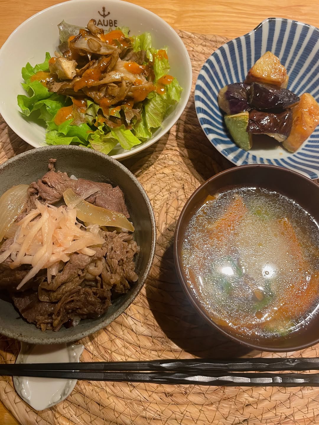 口コミ投稿：いつかのよるごはん☺︎＊牛丼＊なすとズッキーニの揚げ浸し＊舞茸のサラダ＊餃子のス…