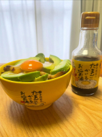 アボカドスライス🥑と焼いたベーコン🥓を卵かけご飯🍚にトッピングして『寺岡屋のたまごにかけるお醤油』を垂らしてみました♪甘めのお醤油でたまごにピッタリ⭐️と感じました🥚10月30日（木）の&hellip;のInstagram画像