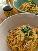 『寺岡屋のたまごにかけるお醤油』を使って和風カルボナーラ風パスタと炊き込みご飯を作ってみました♪カルボナーラ風は炒めたベーコンを茹でたてのパスタと絡めて溶き卵をまわしかけて卵をまとわせた&hellip;のInstagram画像