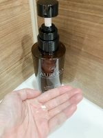 オーロラシャンプーをしばらく使ってみた感想✨ノンシリコンだから最初はきしむかな？と思ったけど、全然そんなことなくて指通りなめらか。 使うたびに髪のまとまりが良くなってきて、最近はスタイリングもラクに…のInstagram画像