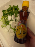 わが家のみんな、純正ごま油が大好き！おかずの一品で特にもりもり食べてくれるメニューは、、、ごま油のかぶ炒め！！熱したフライパンにごま油をいれて、株を炒める！味付けはお塩のみ！！ごま油の風味…のInstagram画像