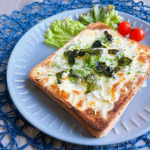 昨日の朝ごはん。しらすとチーズのトースト。**時間がない平日の朝ごはんでも簡単に食べられて美味しいトーストできないかなーと。長男の好きなしらすを使ってしらすトースト作ってみました🍞…のInstagram画像