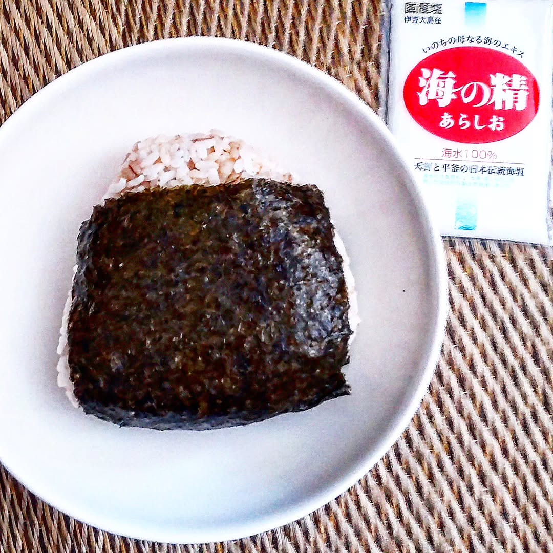 口コミ投稿：「海の精 あらしお」を使って塩むすびを作って食べました☺️海苔もまきました☺️太陽と…