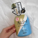 アレルジーナ抗ヒスタミン成分配合泡ボディソープ抗ヒスタミン剤として知られるジフェンヒドラミン塩酸塩（ジフェンヒドラミンHCｌ）配合で、かゆみを抑えてくれるそう☺️無香料ですが、なんか香りは…のInstagram画像