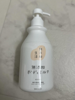 無添加生活 無添加ボディミルクのレビューです！生後6ヶ月の赤ちゃんから使える商品👶💕香料着色料鉱物油エタノールパラベンフリーで安心して使用できます☺️動き回る赤ちゃんの保湿って…のInstagram画像