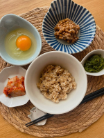 最近のわたしのあさごはん☺︎大体毎日これです！シンプルだから飽きない😊玄米ごはん＋納豆＋めかぶ＋キムチ＋生卵＋醤油麹。これ食べたらそれはもう快腸！納豆もめかぶも味は付いていないもので味付けは&hellip;のInstagram画像