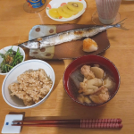 おばあちゃんの畑でとれた芋の子をもらったので今年初芋の子汁に🥔直売所で買ったミズコブとブナハリタケもおいしかった〜！お米は#mybrown #発芽玄米 #パックご飯 をレンチンするだけ💡もちもち…のInstagram画像