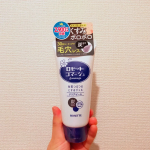 肌のザラつきが気になっていたので「ロゼットゴマージュ クリアピール」を使ってみました。　炭とAHA（フルーツ酸）を配合しているそう。だから中身のジェルが黒っぽい色をしているのかな。使い方は簡…のInstagram画像