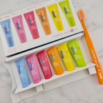 クラプロックスビーユー歯ブラシ＋歯みがきボックスセット🪥カラフルな見た目が可愛い〜💖青はブルーベリー+リコリスピンクはピンクグレープフルーツ+ベルガモット赤はウォーターメロンオレンジはオ…のInstagram画像