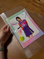 娘ちゃんの大好きな推しアイドル！デビュー初期の大切なポスター、角が折れることなく綺麗に保管できるアイテム見つけたー！！ファイルになってて、くるくる丸められる！！これはいいねー！！持ち運びも楽ちん…のInstagram画像