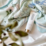 ...肌にのせた瞬間からホワイトブロッサムの香りがふわっと香ってきて、めちゃ気分上がるハンドクリーム♡柔らかなテクスチャーで塗りやすくしっとりとした使用感だけど、ベタつきが気になら…のInstagram画像