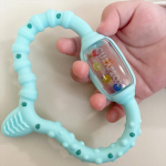 歯が生え始めて、何でもカミカミしちゃう７か月の息子に、スイス生まれのクラプロックスベビーのおしゃれで機能的な「歯がため（0~24か月）」をお試しさせていただきました！最初の歯が生える前か…のInstagram画像