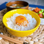 今日の朝ごはん。なんてことない、たまごかけごはん。**お豆腐のお味噌汁と残り物のミートボールを入れたサラダ。本当にたまに食べたくなるたまごかけごはんにはいつも麺つゆをたらっとしてるんで…のInstagram画像