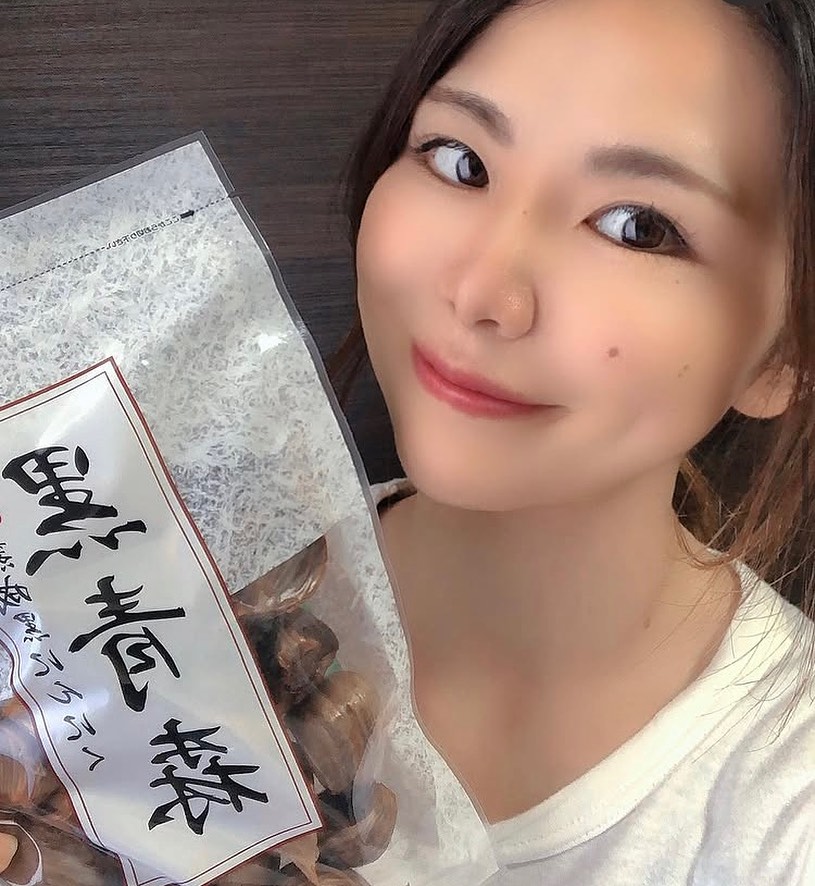 口コミ投稿：🧄🖤黒にんにくを食べ始めてから、疲れを感じにくくなりました‼︎今食べているのがこち…