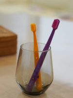 .スイス生まれの歯ブラシ 《クラプロックス》をお試しさせて頂きました！まず握った印象は、持ち手が八角形で手に馴染みやすく、ブラシ面がコンパクトだから口の中でも動かしやすかったです！ブラシの毛…のInstagram画像