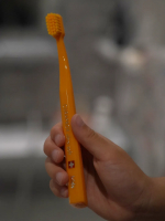 .先ほど投稿した歯ブラシのキッズ版！！子どもでもしっかり握れる安心感。ハンドルが八角形だから握りやすく強く押しすぎないで良いブラッシング習慣が育ちそうです。ブラシヘッドは大人より小さめで、奥…のInstagram画像