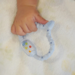 .歯が生えはじめて、むずむずするお口のケアにぴったりなアイテム《クラプロックス　歯固め》をお試しさせて頂きました！スイス発のオーラルケアブランド「CURAPROX」から出ている歯固めで、素材や形…のInstagram画像