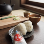 モニターでいただいた「海の精 あらしお」を使って、おむすびランチにしました！やっぱり日本人にはお米！🍙 そして美味しいお塩！これ最強説！🙌「海の精 あらしお」は、伊豆大島で伝統的な製法で作られたこ…のInstagram画像