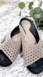 ＊603ソファ＊　　歩くたびにマッサージされているようなスリッパ✨やわらかインソールで足に優しい履き心地がクセになる♡　疲労ポイントにしっかりアプローチするフットベッド構造で、体重が乗ると指…のInstagram画像