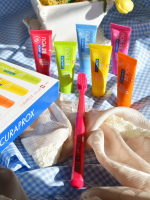 PR @curaproxjapanクラプロックス ビーユー 歯ブラシ＋歯みがきボックスセットこちらは、全6種類のフレーバーから選べるラメ入りの歯磨剤と、クラプロックスCS5460歯ブラシ1本のセ&hellip;のInstagram画像