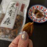 にんにくの中でも最高級品種のブランドである✨️「青森県産 福地ホワイト」を使った⁡⁡熟成黒にんにく黒青森❤️⁡最近疲れが取れなくて😭目に付いたのがニンニク🧄👀⁡黒にんにくは、熟成させ…のInstagram画像
