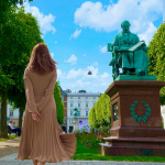 CURAPROX コペンハーゲンを散策していると道路と道路の間に公園があったりベンチがあったりして、いい感じに街と自然が融合しています🌿これがとても心地良い！ベンチで本を読んでいる人や、お弁…のInstagram画像